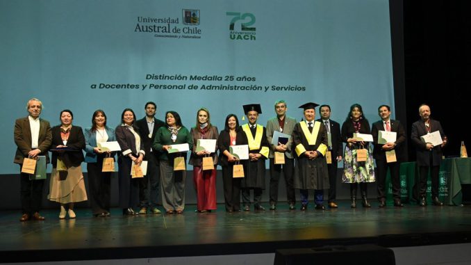Ceremonia de aniversario de la Universidad Austral de Chile en el Teatro Regional Cervantes de Valdivia