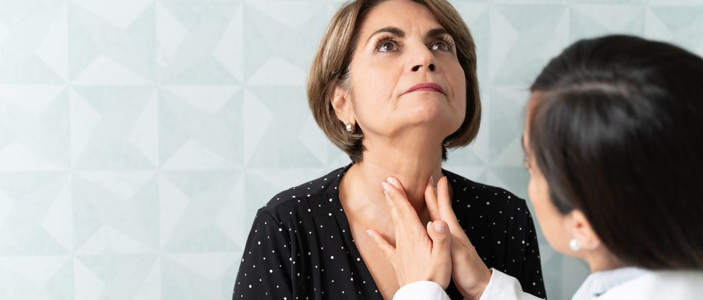 Especialista médico realizando una revisión de cuello para detección temprana de cáncer de tiroides