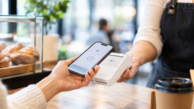 Persona utilizando pago digital con smartphone en un comercio chileno