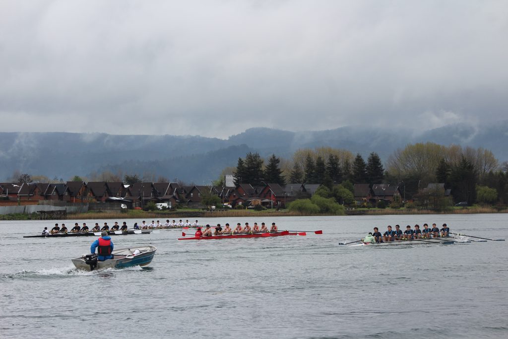 Deportistas compitiendo en remo en la Regata Eberhard Kossmann en Valdivia