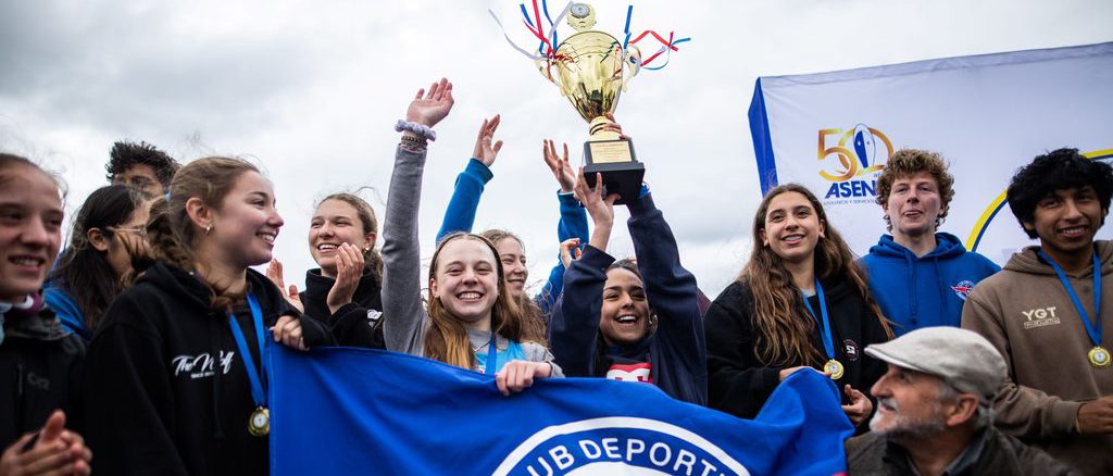 Deportistas compitiendo en remo en la Regata Eberhard Kossmann en Valdivia