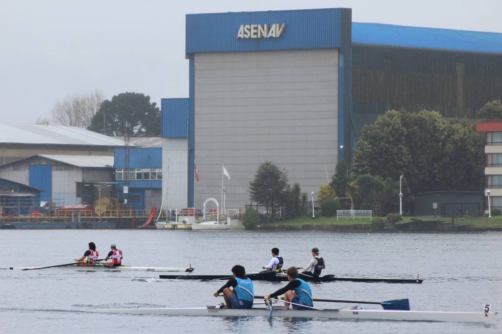 Deportistas compitiendo en remo en la Regata Eberhard Kossmann en Valdivia