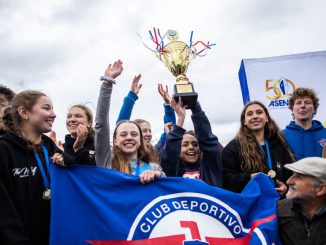 Deportistas compitiendo en remo en la Regata Eberhard Kossmann en Valdivia