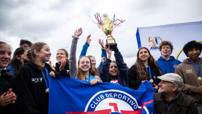 Deportistas compitiendo en remo en la Regata Eberhard Kossmann en Valdivia