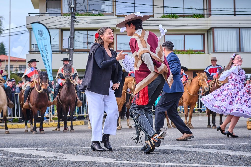 Delegaciones escolares y organizaciones sociales desfilando en el Helipuerto de Valdivia durante las Fiestas Patrias