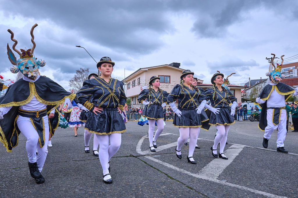 Delegaciones escolares y organizaciones sociales desfilando en el Helipuerto de Valdivia durante las Fiestas Patrias