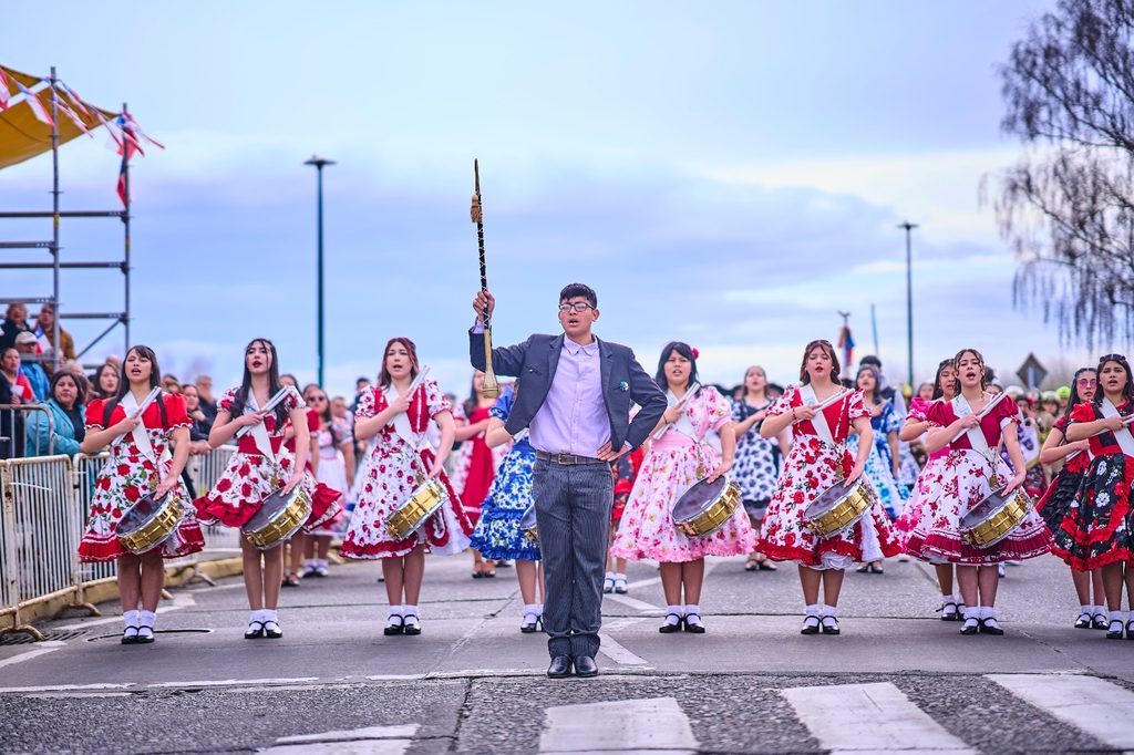 Delegaciones escolares y organizaciones sociales desfilando en el Helipuerto de Valdivia durante las Fiestas Patrias