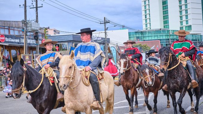 Delegaciones escolares y organizaciones sociales desfilando en el Helipuerto de Valdivia durante las Fiestas Patrias