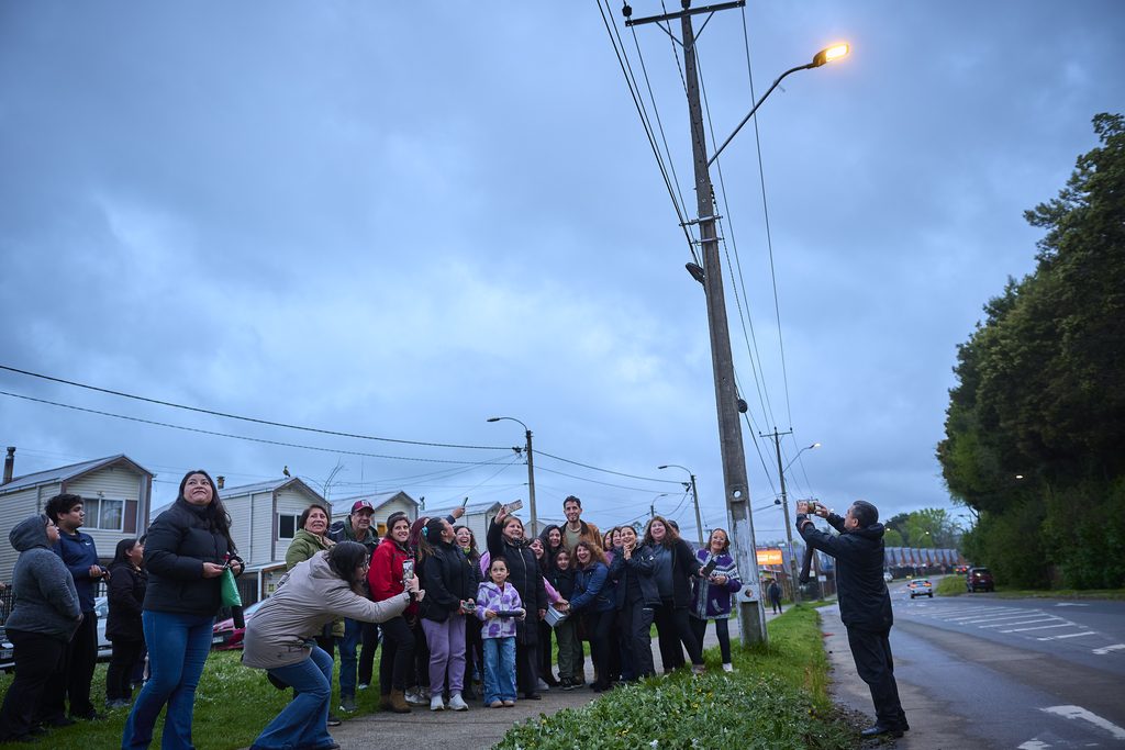 Alcaldesa de Valdivia Carla Amtmann inaugurando nuevo alumbrado público en camino Angachilla junto a vecinos