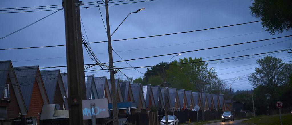 Alcaldesa de Valdivia Carla Amtmann inaugurando nuevo alumbrado público en camino Angachilla junto a vecinos