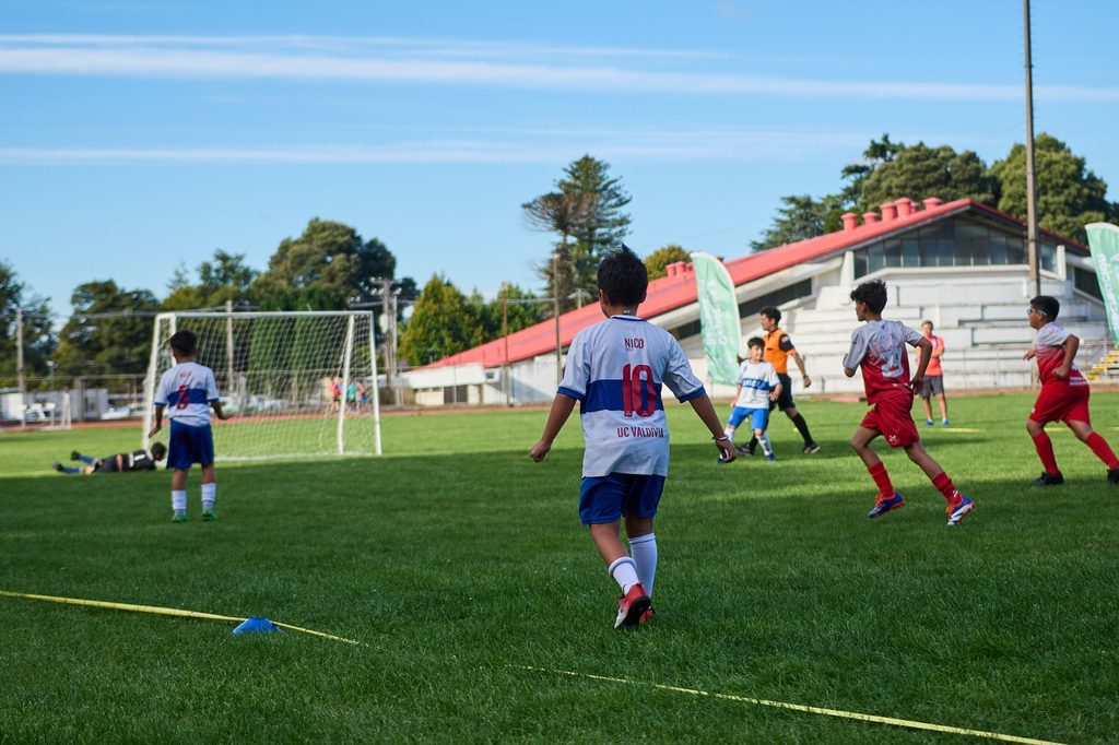 Dirigentes deportivos participando en charla sobre derechos de la niñez en Valdivia