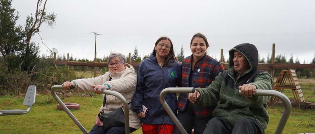 Inauguración de la primera plaza rural en el sector Camán de Valdivia con vecinos y autoridades