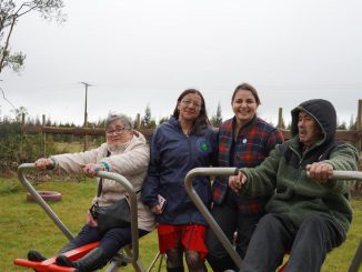 Inauguración de la primera plaza rural en el sector Camán de Valdivia con vecinos y autoridades
