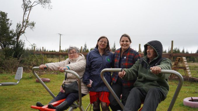 Inauguración de la primera plaza rural en el sector Camán de Valdivia con vecinos y autoridades