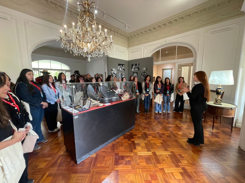 Mujeres disfrutando de un viaje por Chile gracias al programa Turismo Mujer de Sernatur.