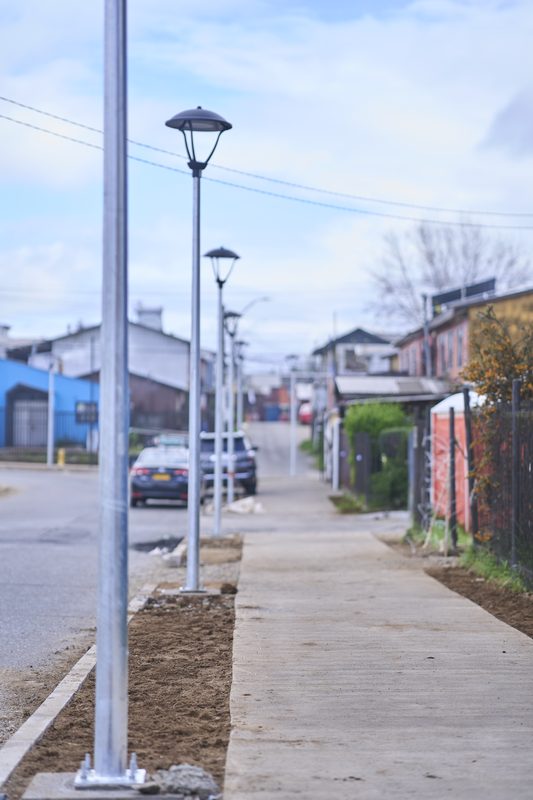 Obras de mejoramiento urbano y nuevas veredas en la rotonda de los sectores Yáñez Zavala y Pablo Neruda en Valdivia
