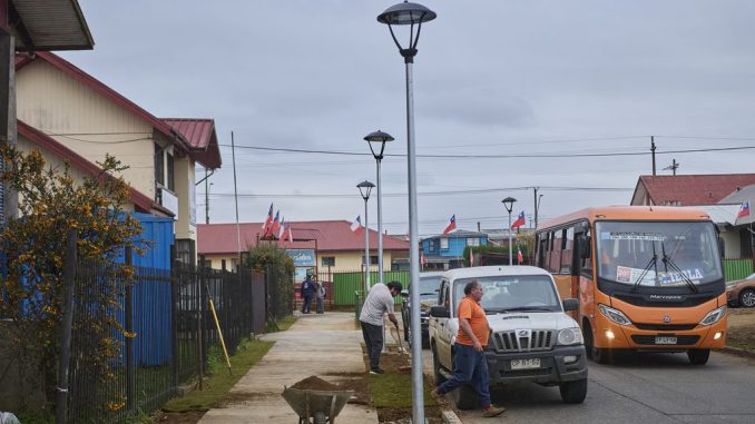 Obras de mejoramiento urbano y nuevas veredas en la rotonda de los sectores Yáñez Zavala y Pablo Neruda en Valdivia
