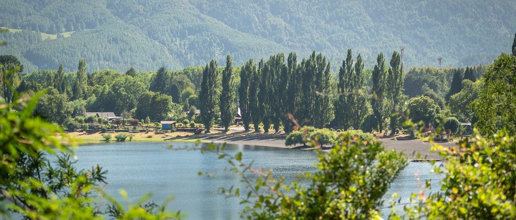 Participantes disfrutando de una travesía náutica en el lago de Panguipulli durante el atardecer