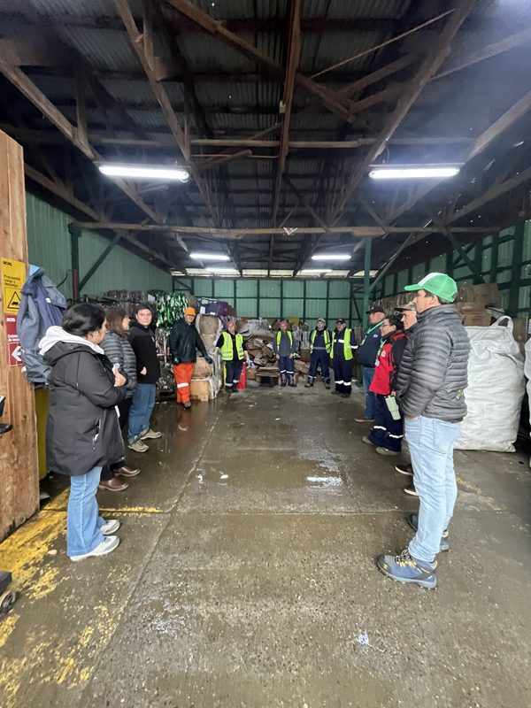 Recicladores de base de Lanco visitando centros de reciclaje en la región de Los Ríos