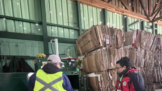 Recicladores de base de Lanco visitando centros de reciclaje en la región de Los Ríos
