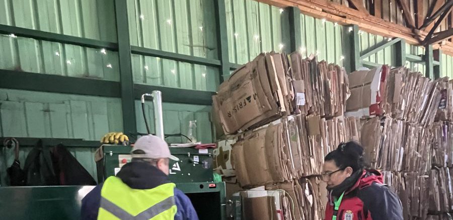 Recicladores de base de Lanco visitando centros de reciclaje en la región de Los Ríos