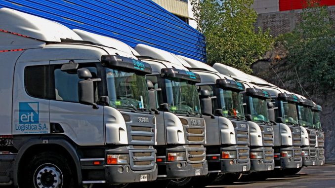 Camión de carga circulando por una autopista bajo medidas de monitoreo y seguridad