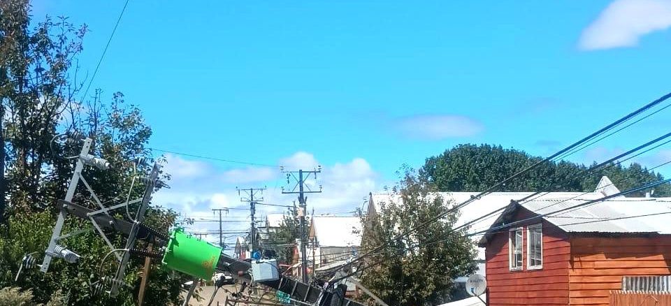 Camión de Saesa realizando reparaciones en un poste eléctrico tras un choque en la vía pública.