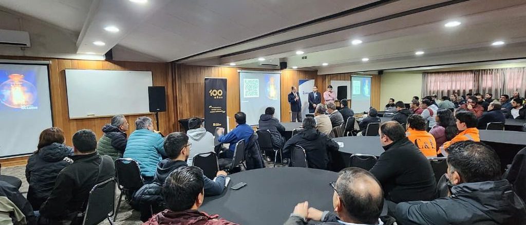 Instaladores electricos autorizados participando en seminario de Saesa en la Region de Los Rios