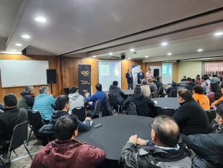 Instaladores electricos autorizados participando en seminario de Saesa en la Region de Los Rios