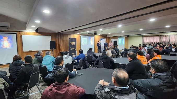Instaladores electricos autorizados participando en seminario de Saesa en la Region de Los Rios