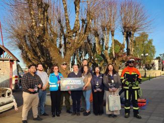 Autoridades y personal de Saesa en actividad de prevención vial durante las Fiestas Patrias en Mariquina