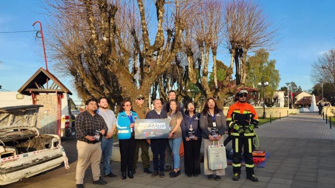 Autoridades y personal de Saesa en actividad de prevención vial durante las Fiestas Patrias en Mariquina