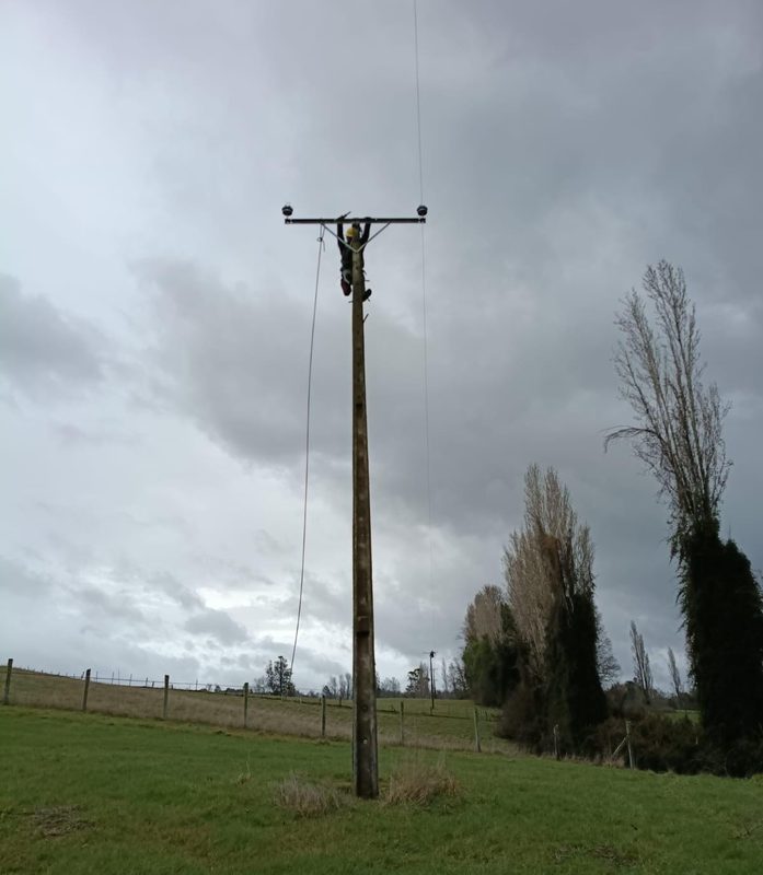 Cuadrilla de Saesa trabajando en terreno durante un sistema frontal para asegurar el suministro eléctrico