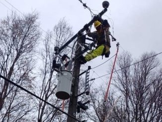 Cuadrilla de Saesa trabajando en terreno durante un sistema frontal para asegurar el suministro eléctrico
