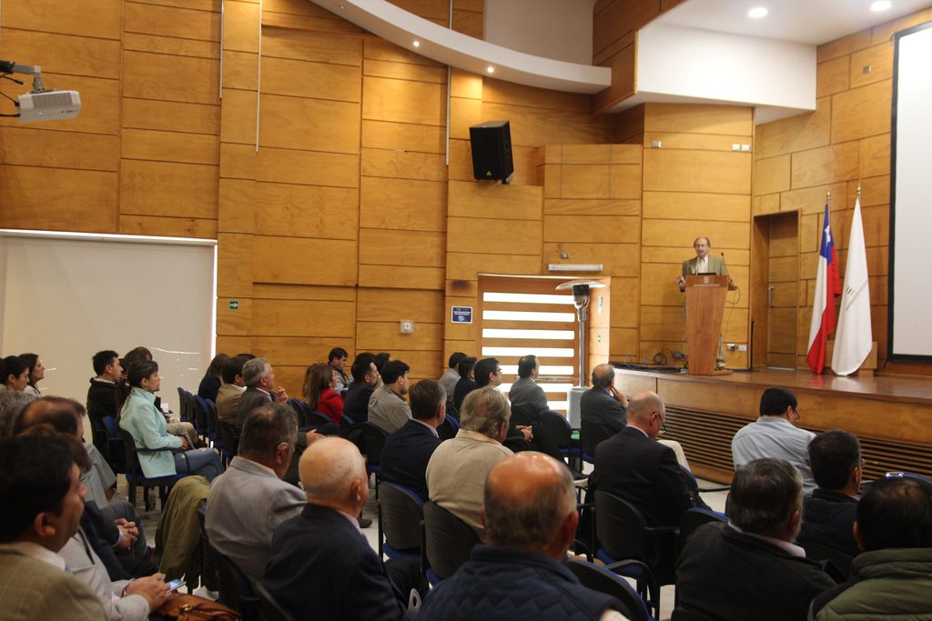 Participantes en el seminario de Cooperativas del Sur discutiendo sobre el desarrollo economico y empresarial