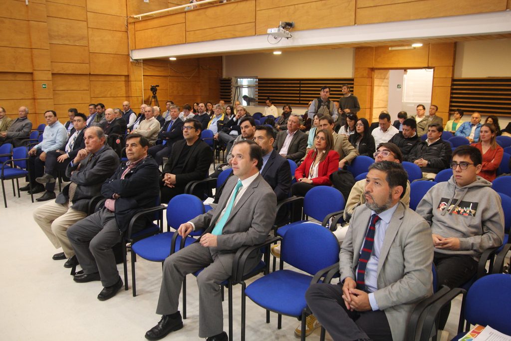 Participantes en el seminario de Cooperativas del Sur discutiendo sobre el desarrollo economico y empresarial