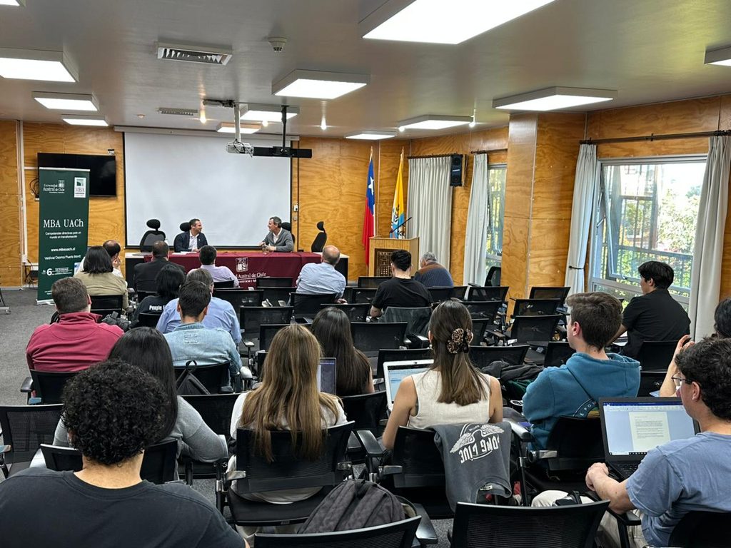 Participantes en el seminario de Cooperativas del Sur discutiendo sobre el desarrollo economico y empresarial