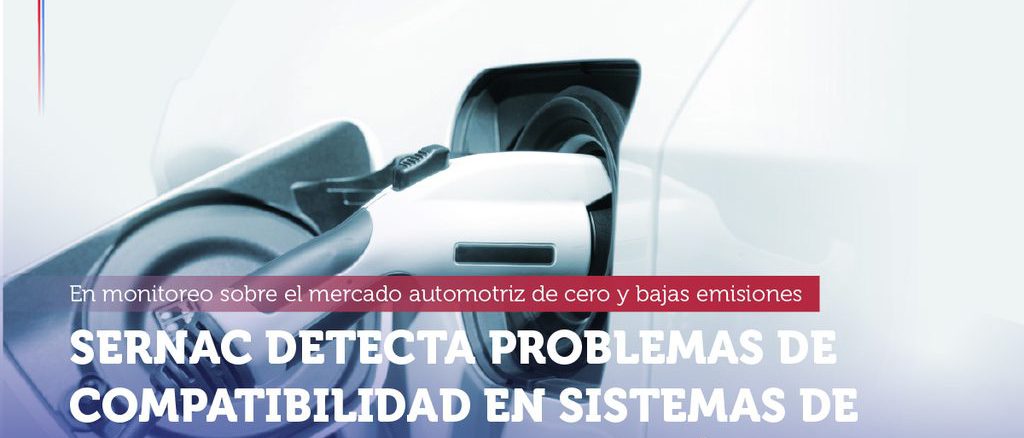 Vehículo eléctrico conectado a una estación de carga pública en la ciudad