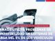 Vehículo eléctrico conectado a una estación de carga pública en la ciudad