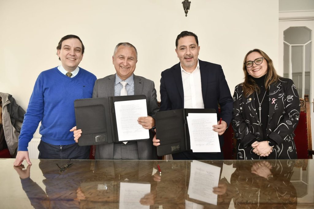 Autoridades de la Universidad Austral de Chile y Clínica Costanera firmando convenio de colaboración médica