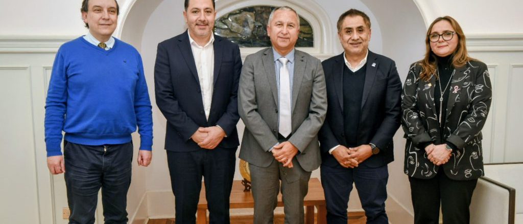 Autoridades de la Universidad Austral de Chile y Clínica Costanera firmando convenio de colaboración médica