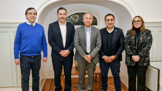 Autoridades de la Universidad Austral de Chile y Clínica Costanera firmando convenio de colaboración médica