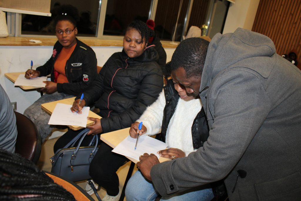 Autoridades universitarias y representantes de la comunidad haitiana en la inauguración del proyecto Migración Inclusiva en Valdivia