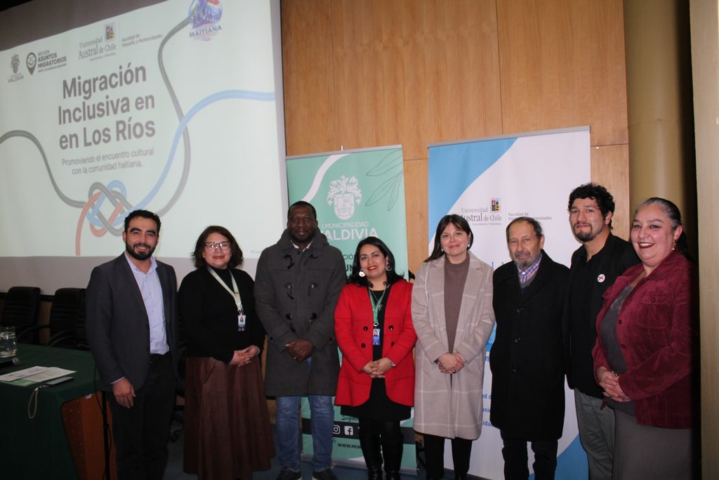 Autoridades universitarias y representantes de la comunidad haitiana en la inauguración del proyecto Migración Inclusiva en Valdivia