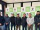 Puestos de feria libre funcionando en una calle de Valdivia con vendedores locales