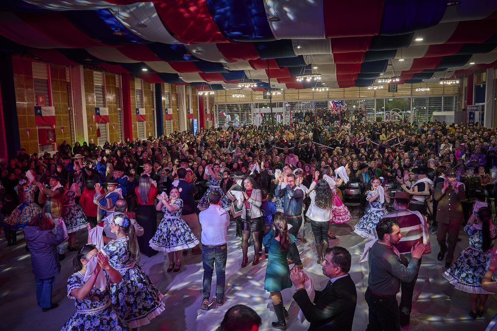 Escenario principal de la Fiesta de las Tradiciones en el Parque Saval de Valdivia con familias disfrutando de actividades culturales