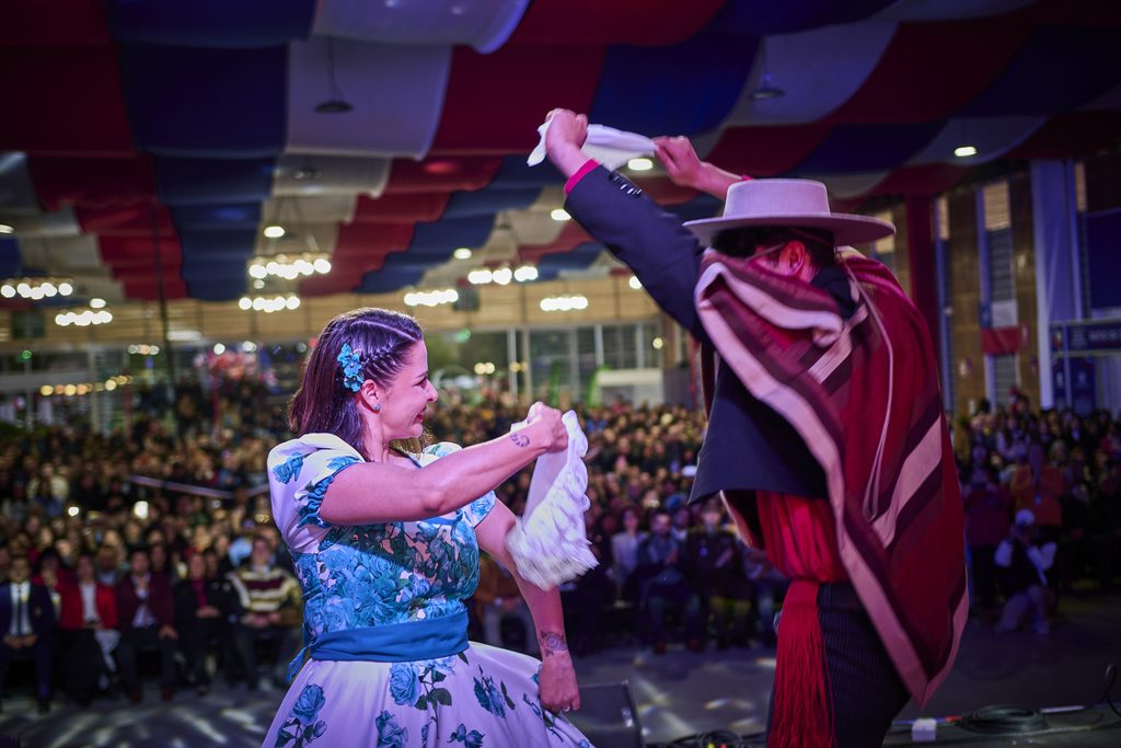Escenario principal de la Fiesta de las Tradiciones en el Parque Saval de Valdivia con familias disfrutando de actividades culturales