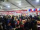 Escenario principal de la Fiesta de las Tradiciones en el Parque Saval de Valdivia con familias disfrutando de actividades culturales