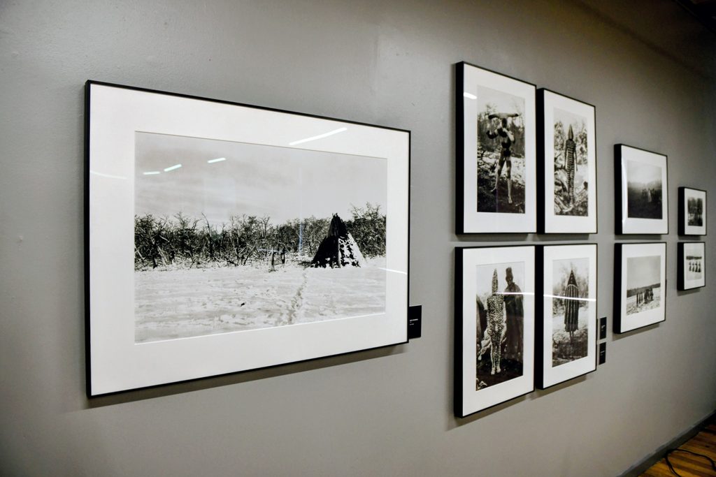 Fotografías de los pueblos Selk’nam, Yagán y Kawésqar en la exposición Voces de la Patagonia en Valdivia
