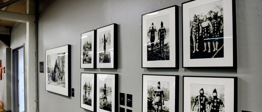 Fotografías de los pueblos Selk’nam, Yagán y Kawésqar en la exposición Voces de la Patagonia en Valdivia